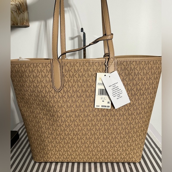 NWT Michael Kors Tote Retail $358 - Picture 3 of 3